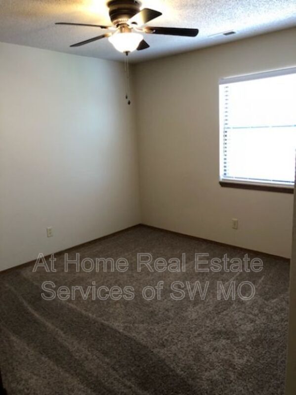 Building Photo - 2856 S Rogers Ave