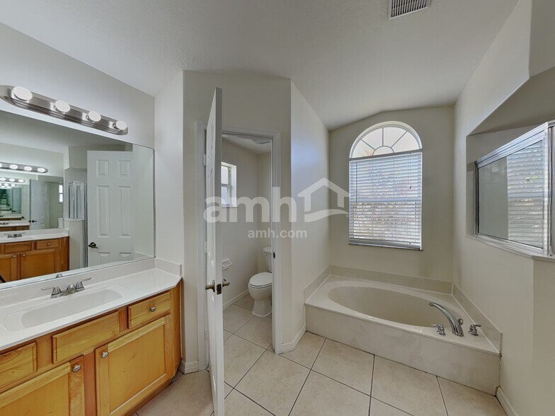 Building Photo - 5731 NW Zenith Dr