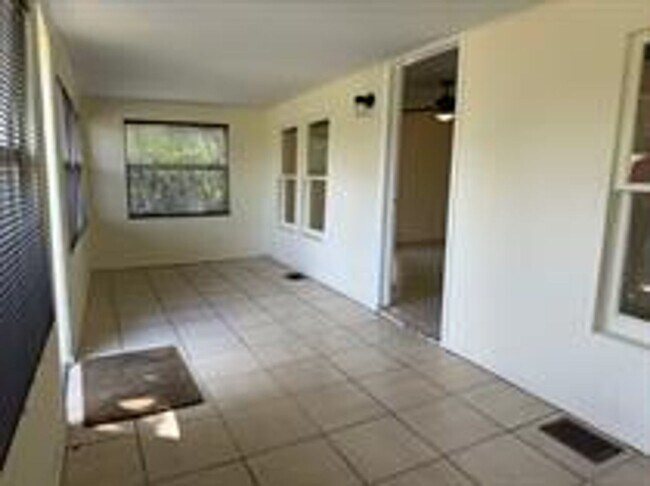Building Photo - 311 N Bloxham Ave
