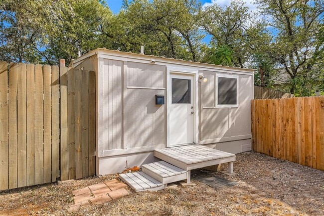 Building Photo - 3320 Blumie St