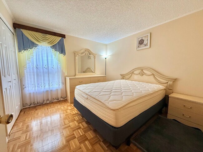 Building Photo - Beautiful Centrally Located 3/2