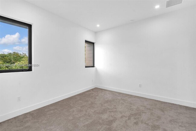 Building Photo - 4181 N Oak Pl