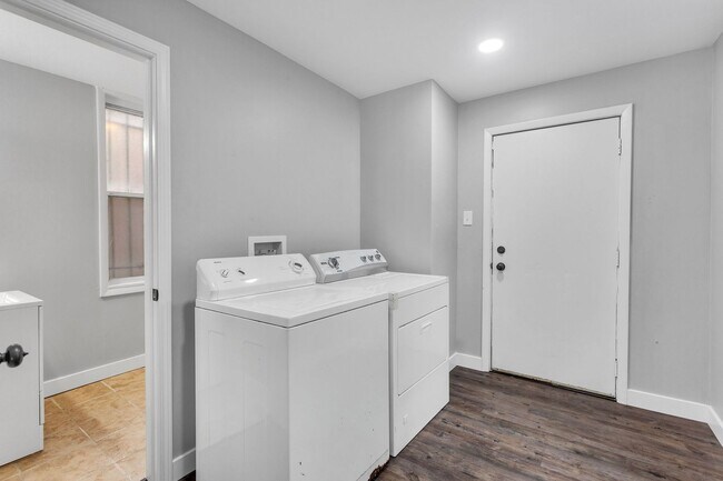 Building Photo - 4 Bed 2 Bath - Newly updated Shadyside home