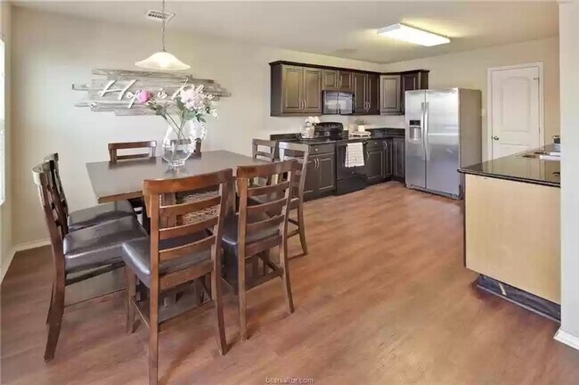 Building Photo - AVAILABLE AUGUST 2026 - Beautiful 3/2.5 Home in South College Station!