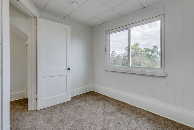 Building Photo - 2027 Eccles St