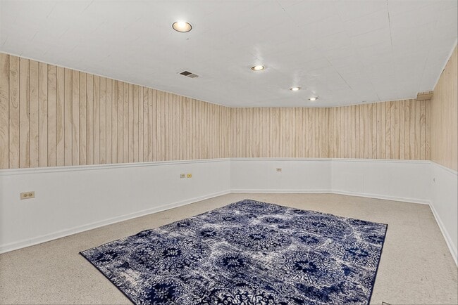 Building Photo - 5631 S Oak St