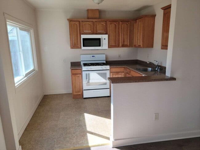 Building Photo - Nice 2 Bedroom Duplex!!!