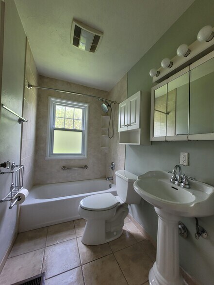 bathroom - 8011 Greenway Dr