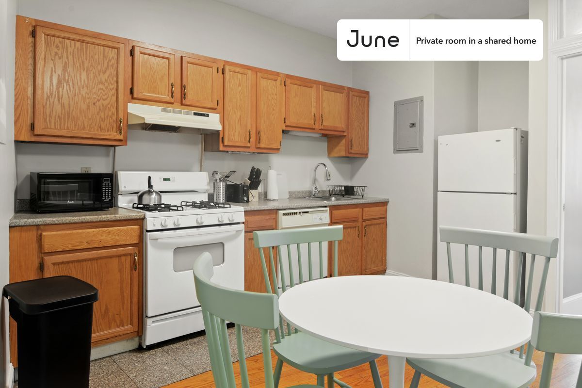 Building Photo - Room in Shared 4 bed/1 bath home
