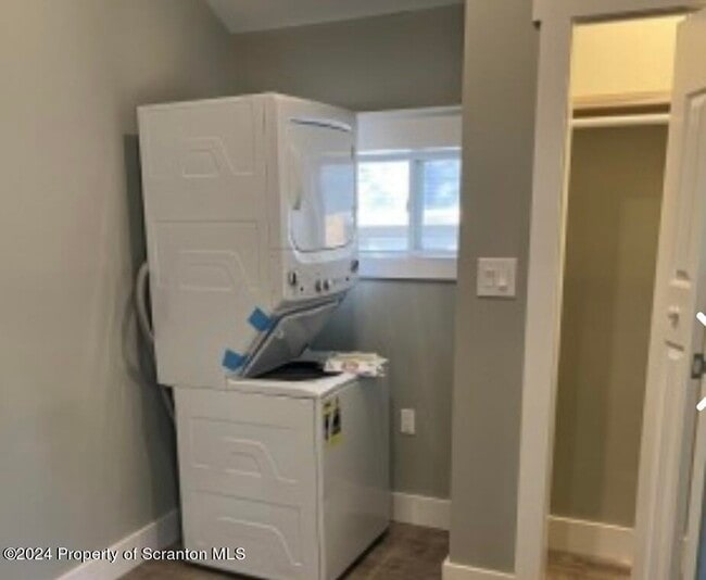 Building Photo - 124 1st St