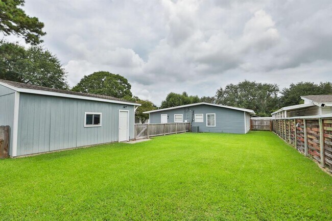 Building Photo - 3218 Cedarcrest Dr