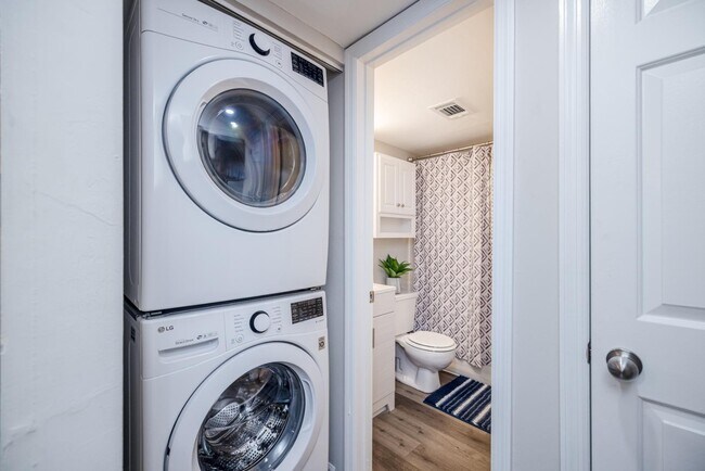 Building Photo - 502 Windsong Cir