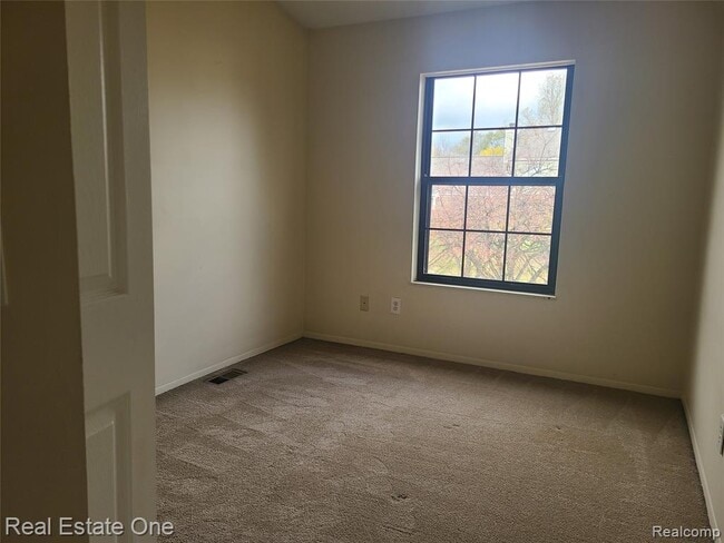 Building Photo - 38872 Country Cir