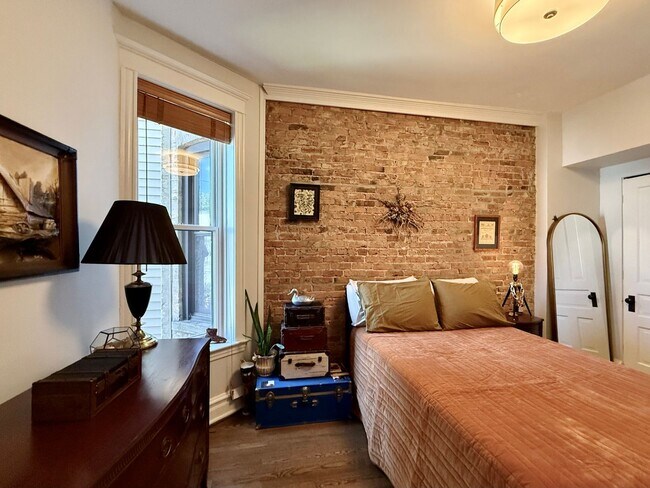 Building Photo - Fully Furnished 4-Bed, 2-Bath MAGNIFICENT ...
