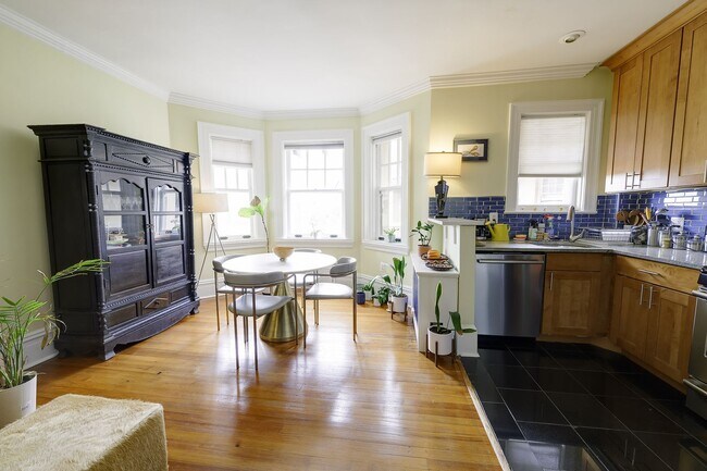 Building Photo - Great Luxury 1 Bedroom 1 Bath on Connecticut Ave in Kalarama
