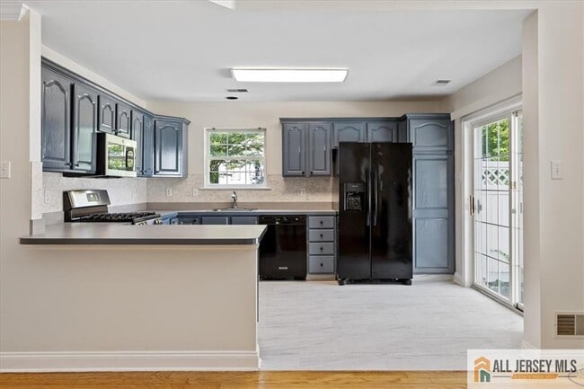 Building Photo - 305 Harvest Ln