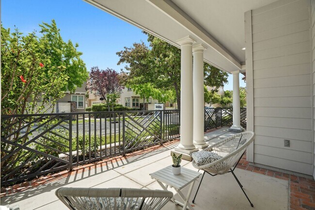 Building Photo - BRIGHT, OPEN RESIDENCE IN RIVERMARK HOME WITH EXCELLENT LAYOUT