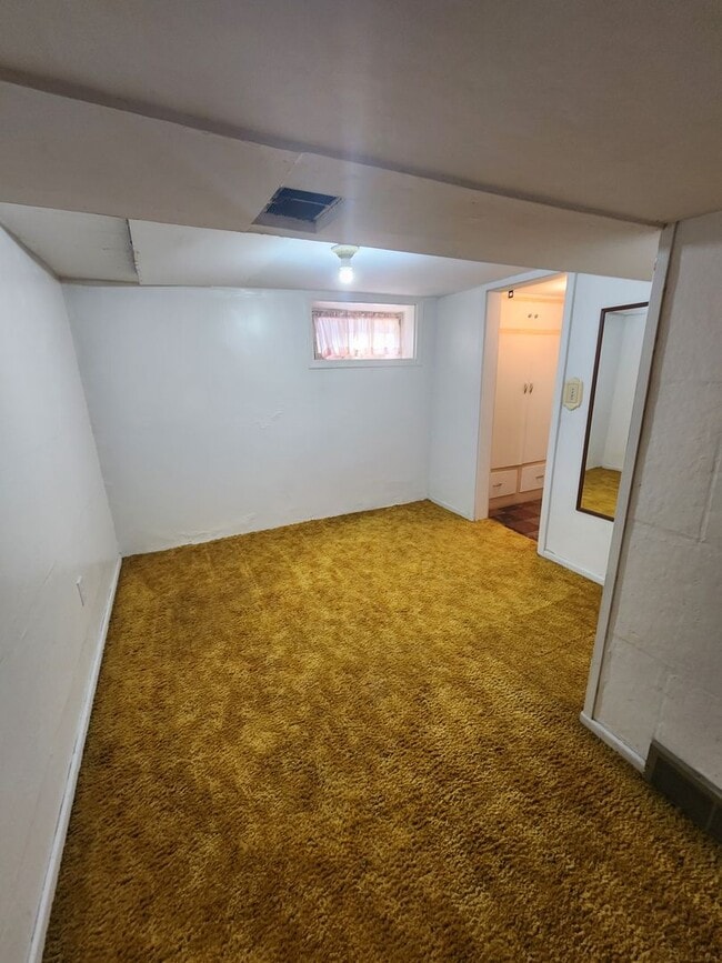 Building Photo - Three Bedroom Home; 1,800 sq ft, 2 car Garage