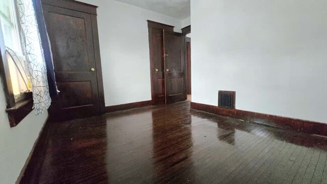 Building Photo - 904 Broad St