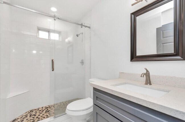 Building Photo - 806 Caplin St