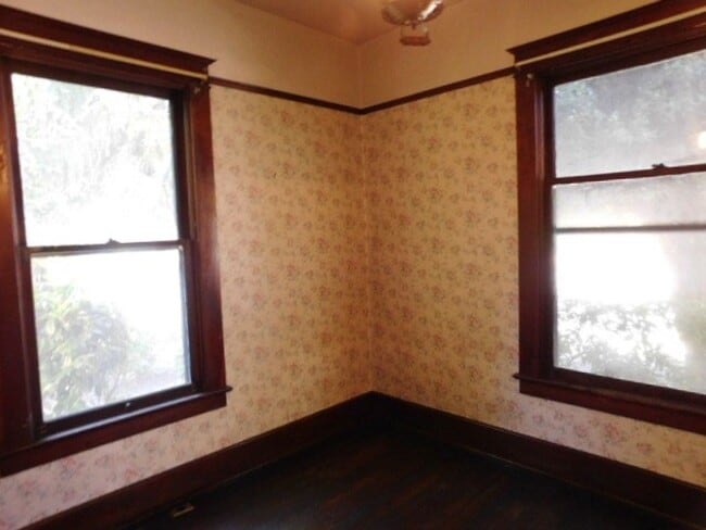 Building Photo - 3Bd/1Ba Two Story House - Available to View!
