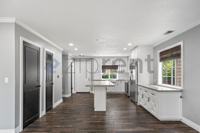 Building Photo - 5045 Hiller Ln