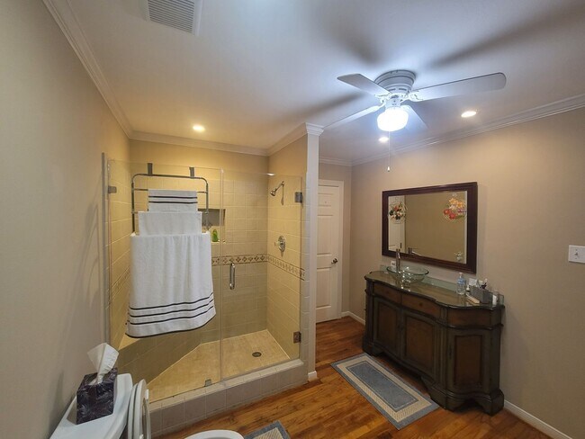 Building Photo - Single Family 1300+ square foot East End Home