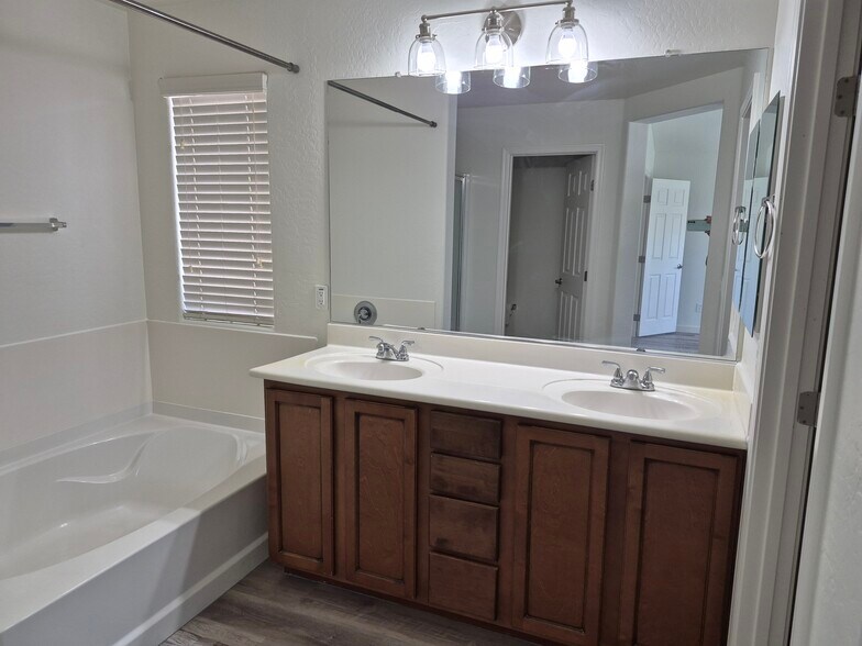 Master bath - 1725 W Matthews Dr