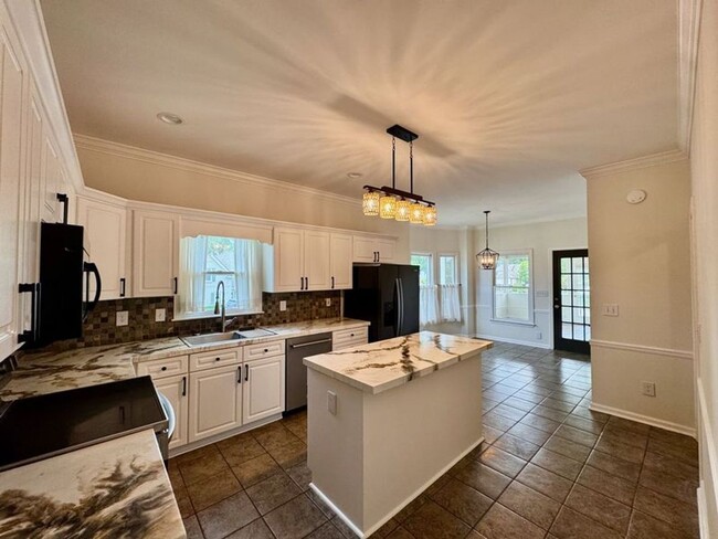 Building Photo - Captivating 3 BR/ 2 BA home in Vestavia!