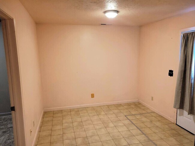 Building Photo - APPROVED APPLICATION* Charming 3 Bedroom Cottage with Private Patio in Lewiston, ID