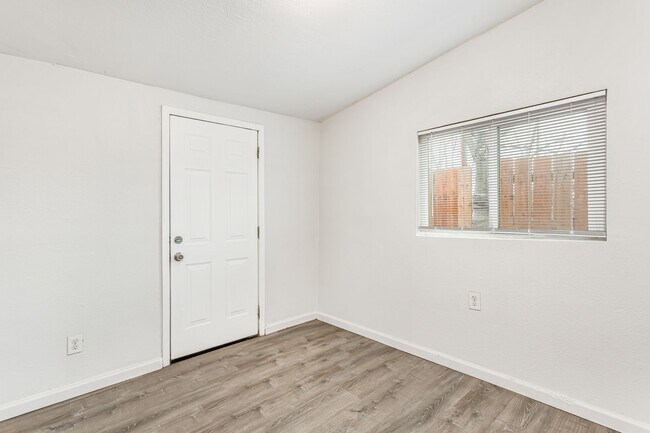 Building Photo - Large Yard! Must see 3bed 2bath Fontana home!!