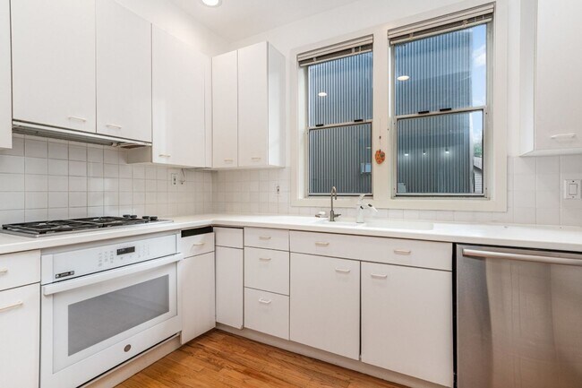 Building Photo - 3Bd/3Ba Seattle House