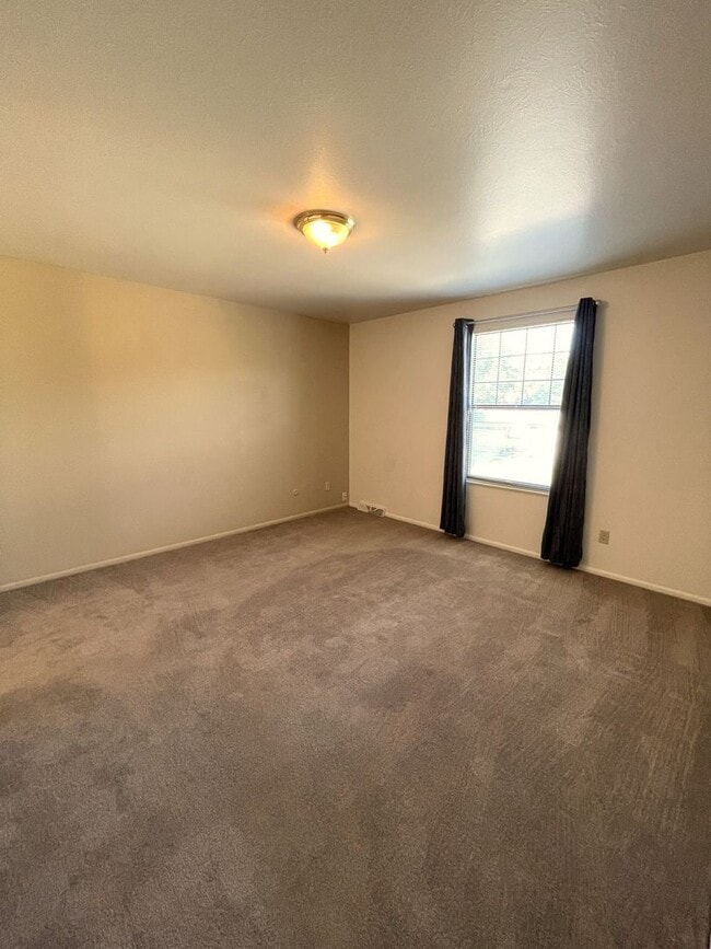 Building Photo - Beautiful 3-Bedroom, 3-Bath Home With Grea...