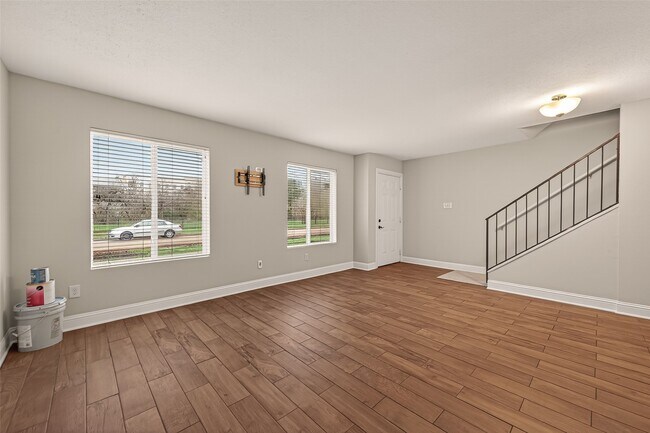 Building Photo - 754 Memorial Mews St