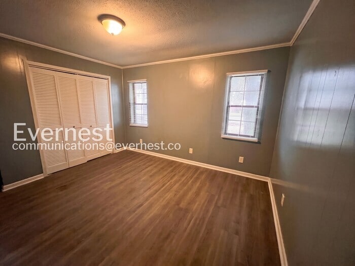 Building Photo - 5801 W 59th St