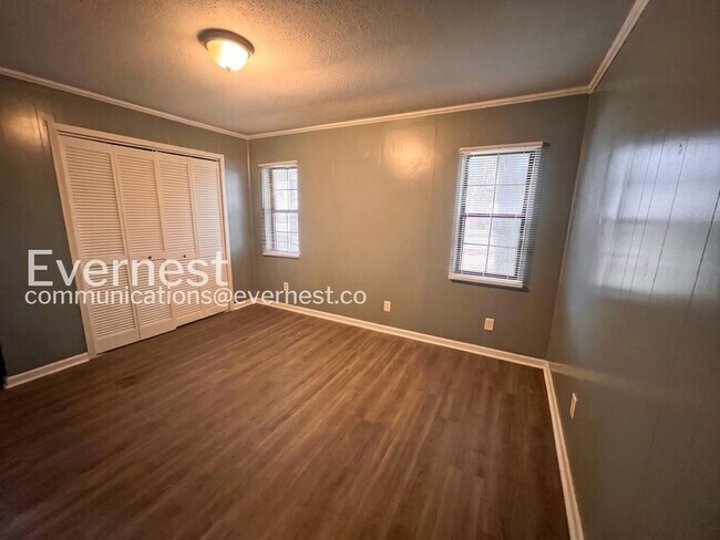 Building Photo - 5801 W 59th St