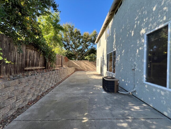 Building Photo - Highly Saught After Stonelake 4 Bedroom wi...