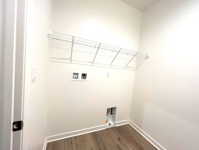 Building Photo - Beautiful Single Story 3 Bedrooms, 2 Bathr...