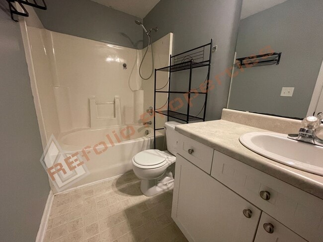 Building Photo - Great Location! 3 Story, 3 Bedrooms, 3.5 B...