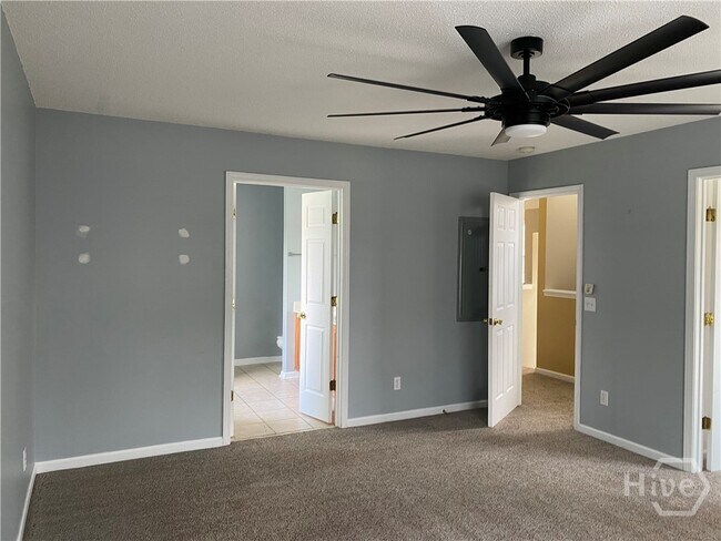 Building Photo - 10 Bushwood Dr