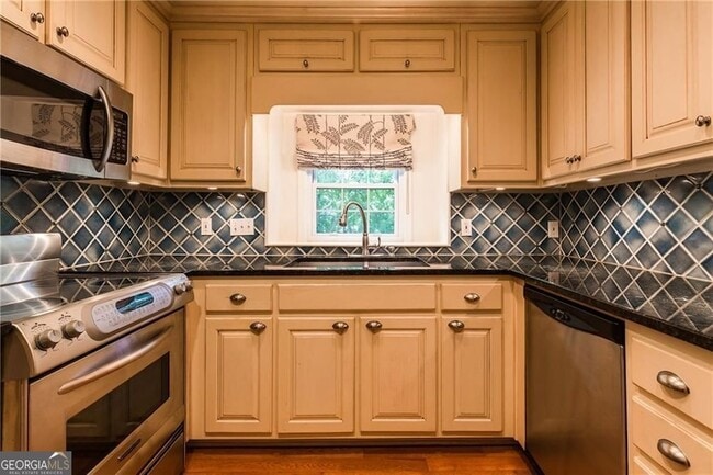 Building Photo - 82 Montre Square NW