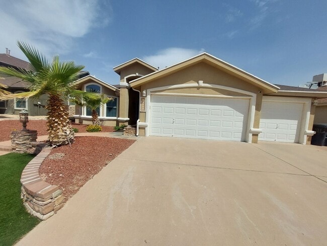 Building Photo - 4 BEDROOM 2 BATHROOM HOME 3 CAR GARAGE HOM...