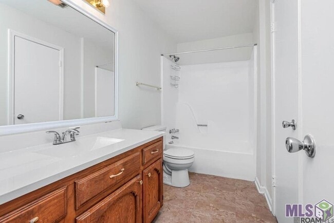 Building Photo - 4625 Parkoaks Dr