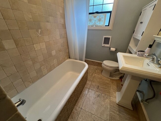 Building Photo - Charming North Capitol Hill Vintage Condo ...