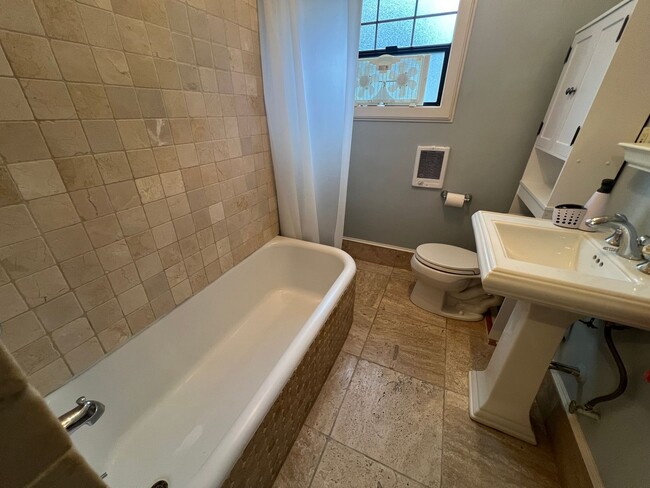 Building Photo - New Pricing! Charming Studio in Highly Des...