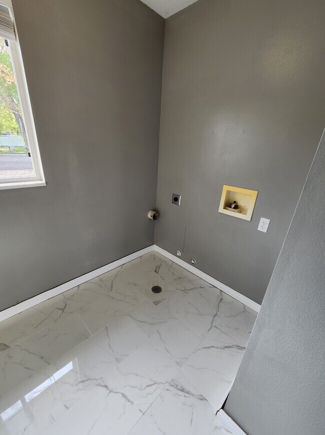 Building Photo - 1638 S 2960 E St