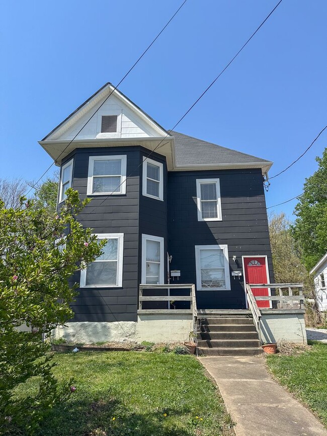 Building Photo - Charming 2-Bed, 1-Bath Duplex Near MSU and Downtown