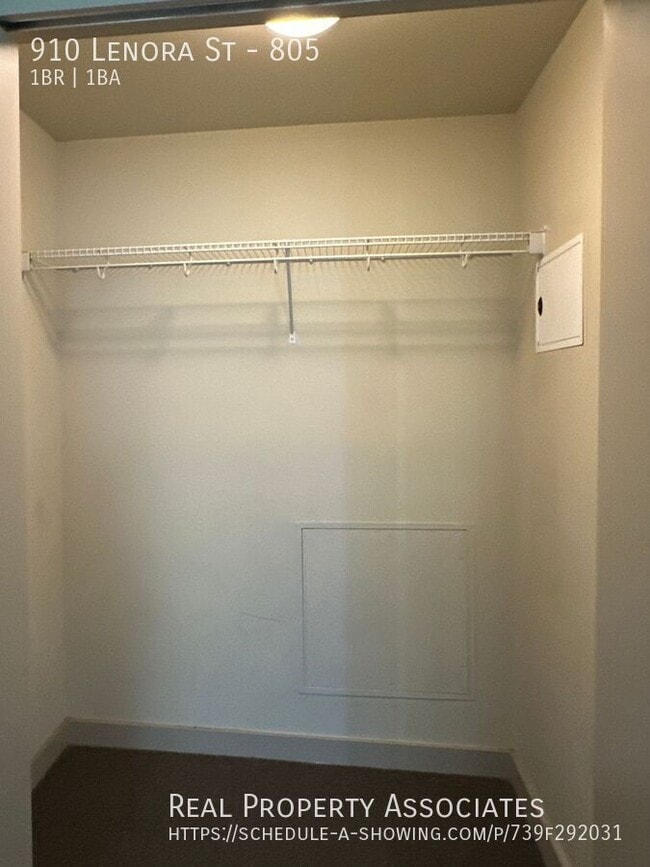 Building Photo - 910 Lenora St