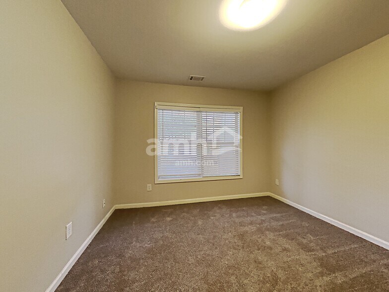 Building Photo - 2617 Woodford Ln