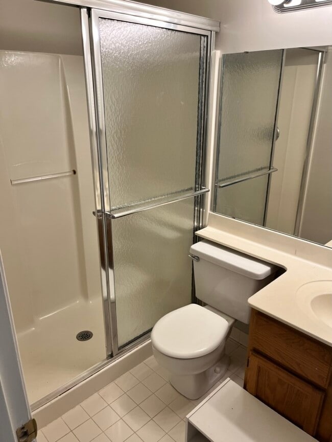 Building Photo - Renovated Townhome Upscale Community